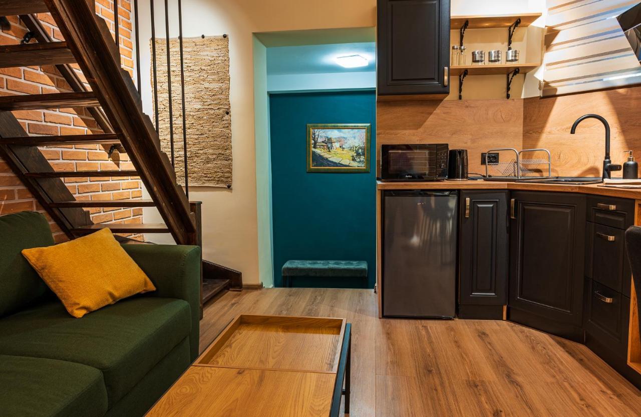 Apartpro Apartments, *