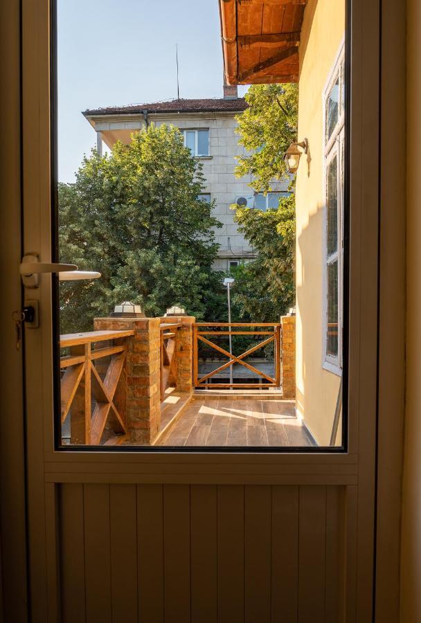 Apartpro Apartments, *